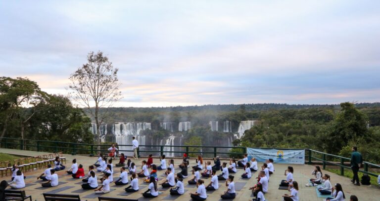 Yoga Day 2025 emociona participantes nas Cataratas do Iguaçu